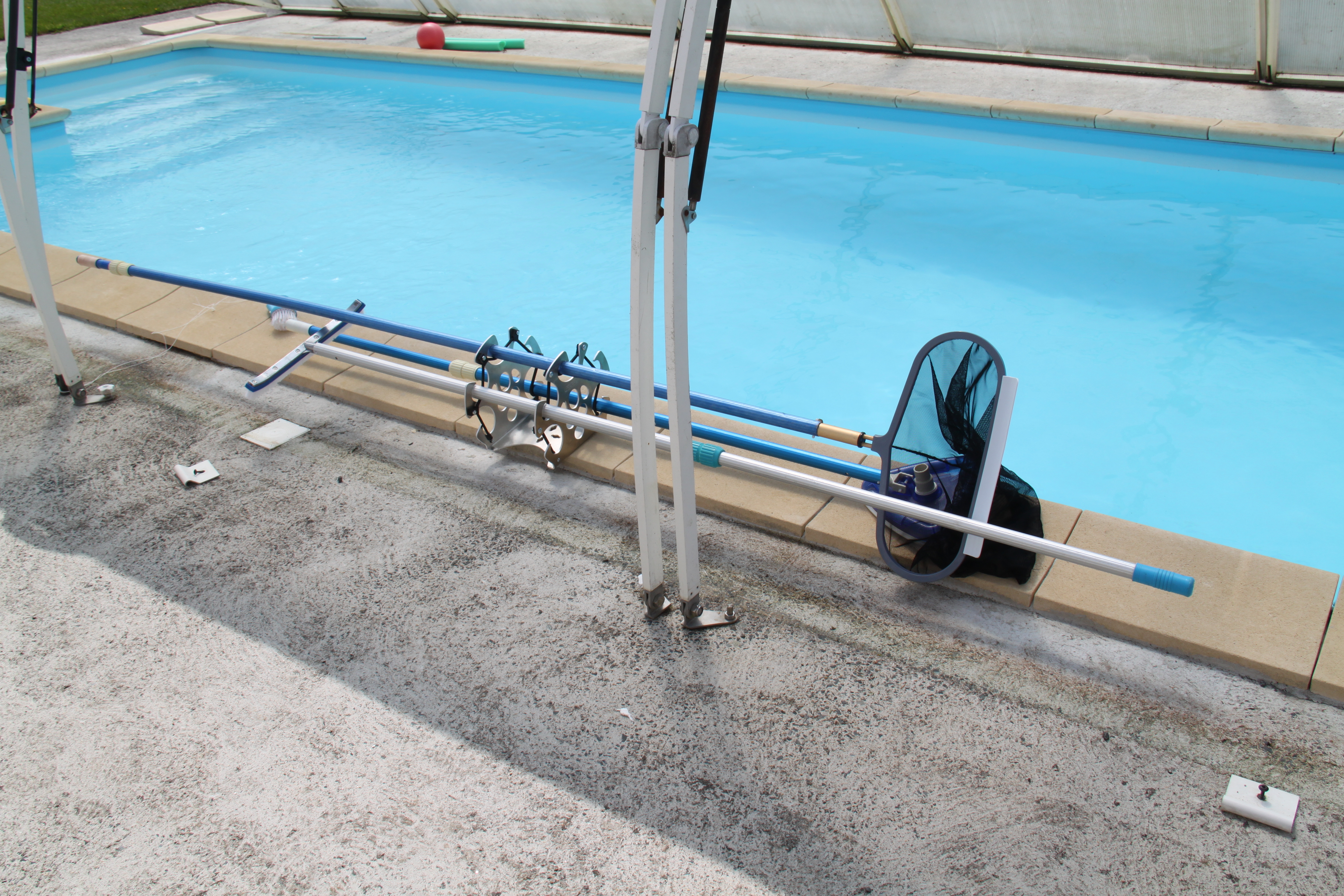 porte-outil fixe et mobile pour le matériel de piscine